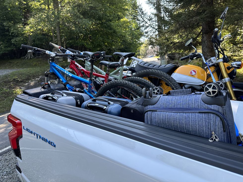 Кровать Ford Lightning с велосипедами и багажом