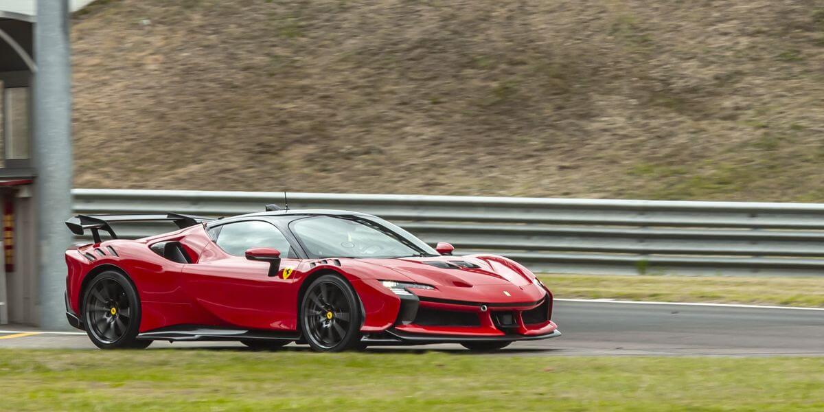 Посмотрите, как Ferrari SF90 XX Stradale 2024 года установила рекорд круга на трассе Фиорано