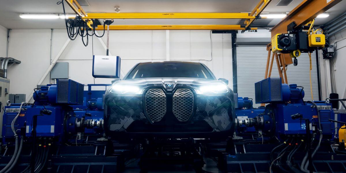 BMW iX с прототипом двуххимической батареи претендует на запас хода в 608 миль