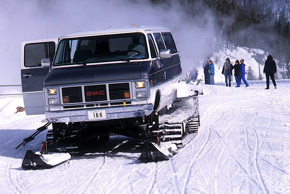 переоборудованный фургон GMCchevy снегоход